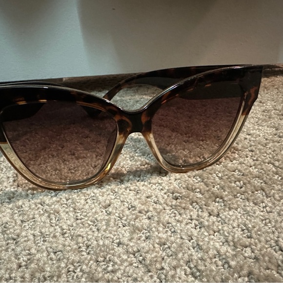 Le Specs Le Vacanze(b) Sunglasses - Picture 5 of 5